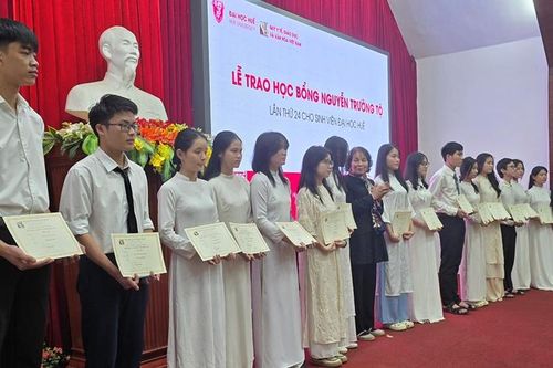 Đại học Huế trao 157 suất học bổng Nguyễn Trường Tộ cho sinh viên
