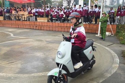 Lào Cai: Cha mẹ, thầy cô bớt lo khi học sinh được học kỹ năng đi xe an toàn