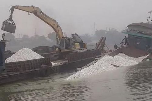 Tàu chở hàng gặp sự cố trên sông Lô ở Phú Thọ