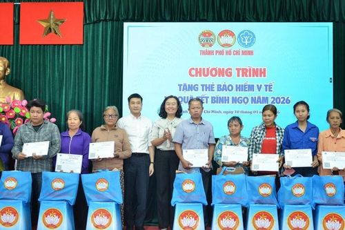 BHXH TP. Hồ Chí Minh: Nhân rộng chương trình tặng thẻ BHYT