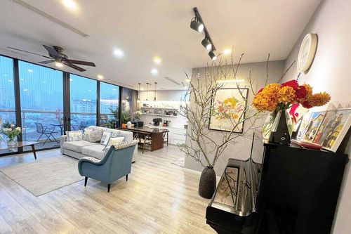 Gia đình Việt trang hoàng nhà cửa đón Tết sớm