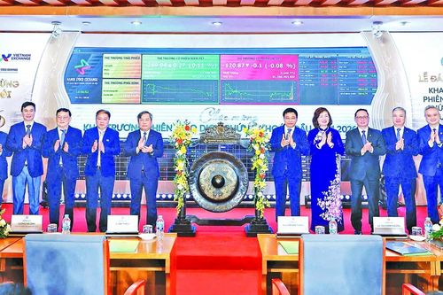 Thị trường chứng khoán: Chọn tăng trưởng nhanh hay tái cấu trúc để đi bền?