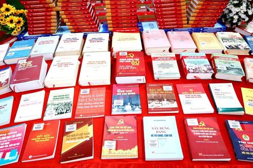 Lào Cai trưng bày hơn 300 ấn phẩm, tư liệu quý về Đảng, Bác Hồ và đất nước