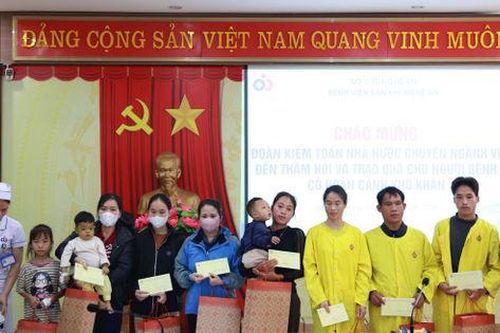 Kiểm toán nhà nước chuyên ngành VI trao quà thiện nguyện tại Bệnh viện Sản Nhi Nghệ An