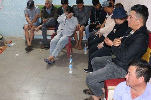 Bắt quả tang Nguyễn Thị Phú cùng 15 đối tượng khác làm điều 'mờ ám' tại phòng trọ