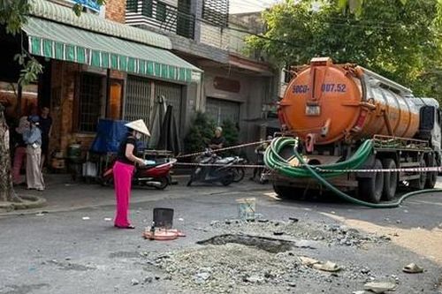 Hai công nhân tử vong do ngạt khí khi kiểm tra hố ga trên đường