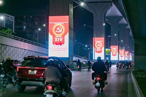 Cận cảnh hơn 200 màn hình LED được lắp đặt dưới gầm cầu cạn Vành đai 2 Hà Nội