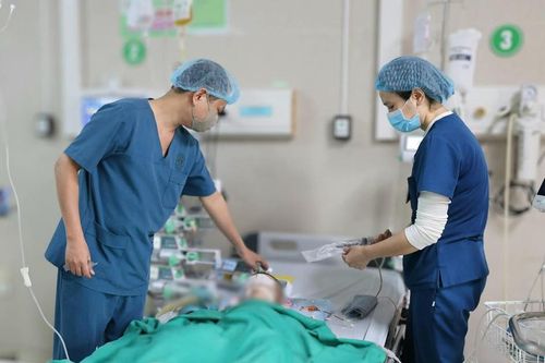 Bác sĩ Bệnh viện Sản Nhi Ninh Bình chạy đua với 'tử thần', giành lại nhịp tim cho bé 3 tuổi đuối nước