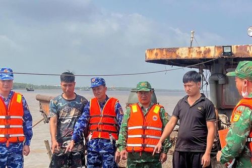 Cảnh sát biển bắt tàu có hành vi khai thác 'cát lậu' trong vùng nội thủy