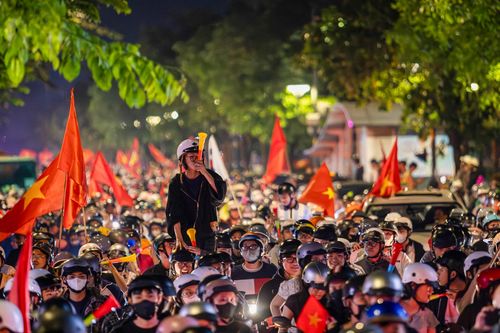 CĐV 'đi bão' xuyên đêm ở TP.HCM khi U23 Việt Nam vào bán kết