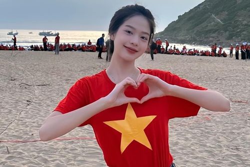 Hoa hậu Thanh Thủy 'đi bão', Hòa Minzy vỡ òa vì U23 Việt Nam