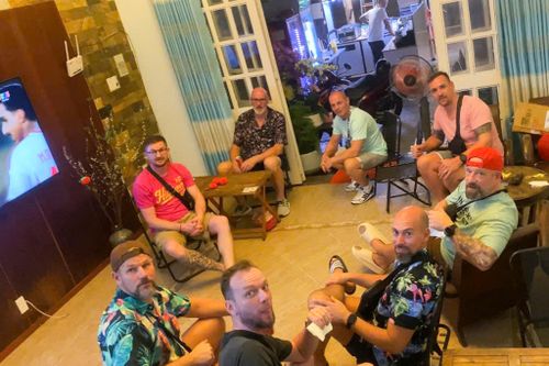 Tiệm bánh cá Vũng Tàu mời 8 du khách Tây vào nhà xem U23 Việt Nam giữa đêm