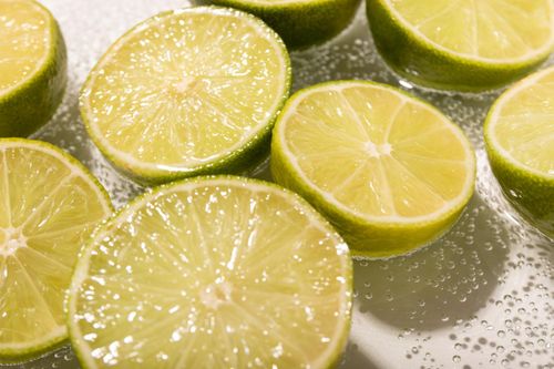 Trẻ 1 tháng tuổi nhập viện vì gia đình nhỏ nước chanh vào mắt