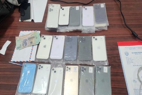 Nữ nhân viên làm 'tay trong' cho đồng bọn trộm 50 iPhone