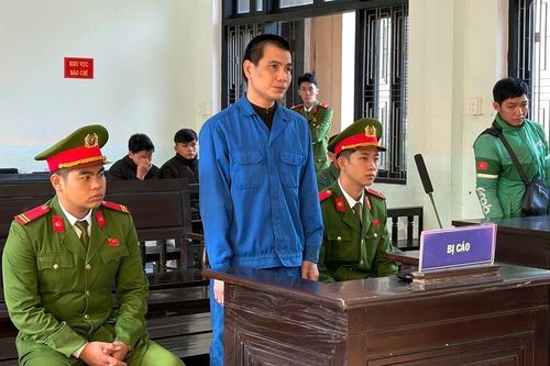 Không trả tiền xe, dùng kéo đâm tài xế xe ôm