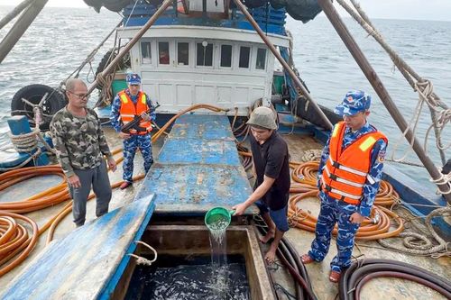Bắt giữ tàu cá vận chuyển trái phép khoảng 100.000 lít dầu D.O