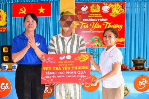 Mang 'Tết trà yêu thương' đến với phạm nhân