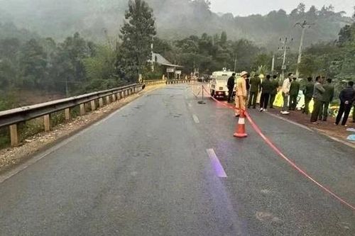 Lật xe khách chở 18 người khiến 3 người tử vong ở Sơn La