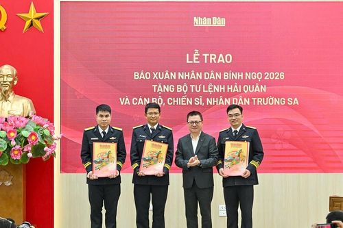 Báo Nhân Dân trao 40 nghìn số báo Xuân Bính Ngọ tới cán bộ, chiến sĩ Hải quân