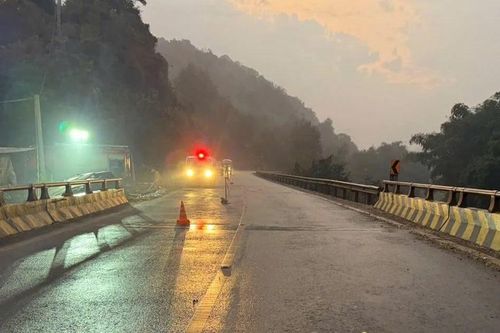 Sơn La: Xe khách lao xuống cống trong trời mưa, sương mù, 3 người tử vong