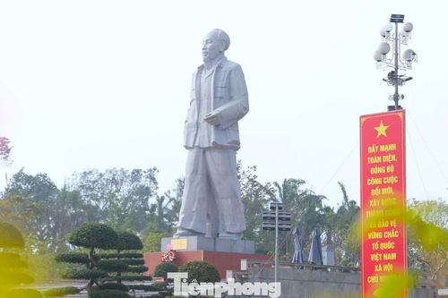 Rực rỡ cờ hoa trên quê hương Bác mừng Đại hội Đảng lần thứ XIV