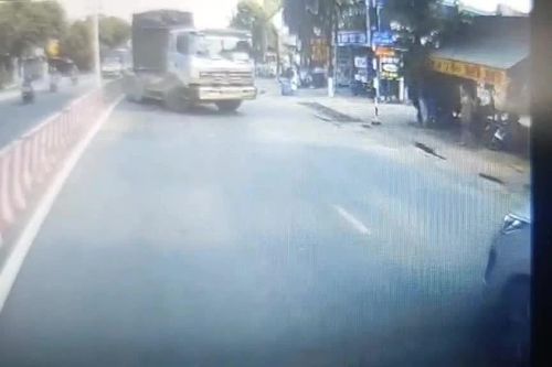 Lái xe tải liều mạng chạy ngược chiều trên đường khiến các phương tiện phải dừng lại
