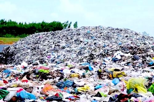 Ô nhiễm nặng vì bãi rác quá tải ở Gia Lai