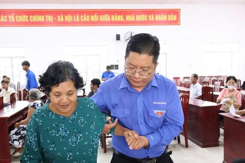Người cao tuổi Cần Thơ được khám, phát thuốc miễn phí dịp cận Tết