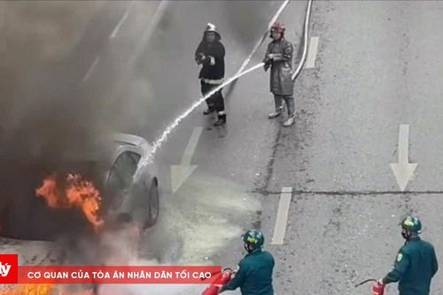 Ô tô bốc cháy ở Hà Nội