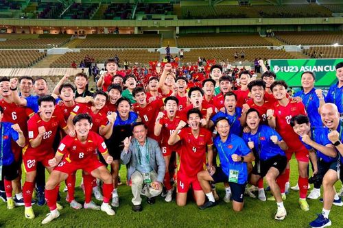 Video U23 Việt Nam vỡ òa cảm xúc, tri ân người hâm mộ trên khán đài