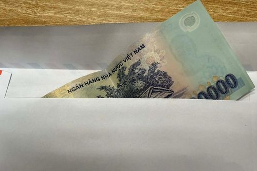 3 chị gái mỉa mai phong bì của thông gia giàu rồi lặng thinh khi biết sự thật