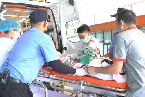 Người phụ nữ được đưa đi cấp cứu sau khi la hét dữ dội trong nhà tắm