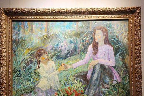 Tình yêu dành cho văn hóa Việt thông hoa hội họa và áo dài