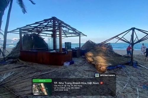 Tháo dỡ quán bar kinh doanh không phép trên bãi biển Nha Trang