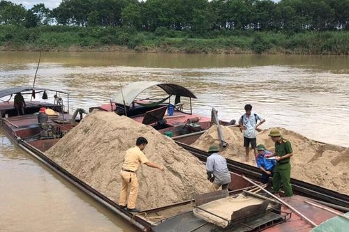 Thiếu phương tiện, khó kiểm soát khai thác cát, sạn trái phép trên sông Lam