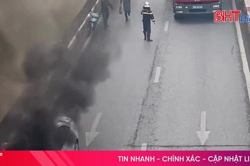 Xe Audi cháy ngùn ngụt ngay trước lối vào hầm chui