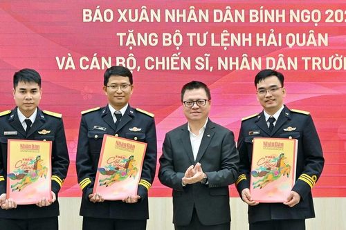 Trao tặng báo Xuân Nhân Dân cho cán bộ, chiến sỹ Hải quân và nhân dân Trường Sa