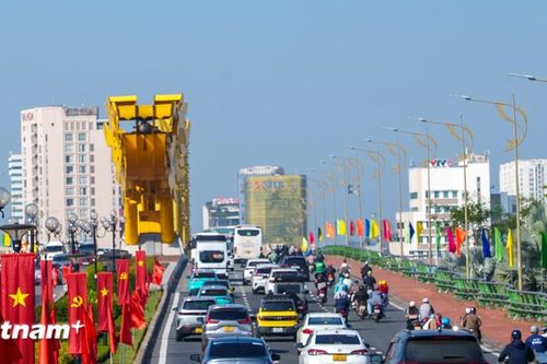 Trung tâm thành phố Đà Nẵng rực rỡ cờ hoa chào mừng Đại hội Đảng lần thứ XIV