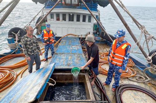 Bắt giữ tàu cá chở khoảng 100.000 lít dầu DO trái phép trên biển
