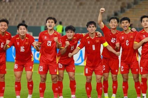 Hòa Minzy tặng quà, Trấn Thành tung ảnh đặc biệt chúc mừng khi U23 Việt Nam thắng U23 UAE