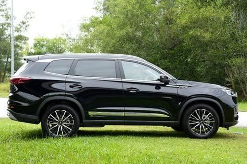 Xe gầm cao 7 chỗ, động cơ tăng áp, giá 840 triệu đồng