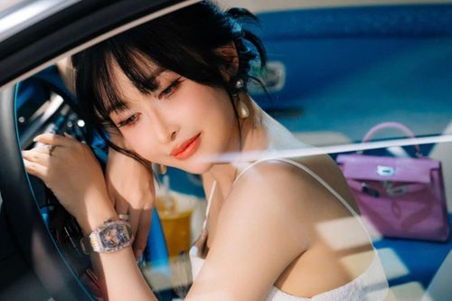 Chiếc đồng hồ hơn 1,5 tỷ của vợ doanh nhân Minh Nhựa