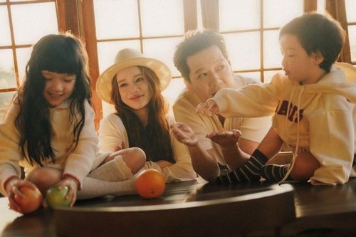 Gia đình Nhã Phương gây sốt mạng xã hội với đoạn clip 24 giây