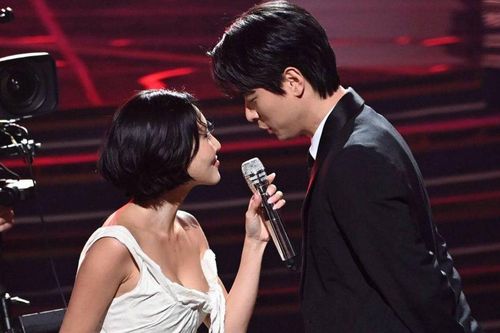 Hwasa 'lui về ở ẩn trên núi' sau màn trình diễn gây bão tại Lễ trao giải Rồng Xanh