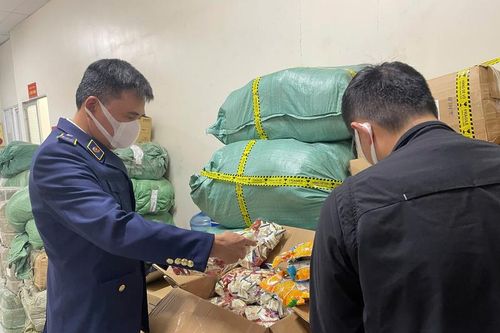 Hà Nội: Phát hiện hàng trăm sản phẩm không rõ nguồn gốc