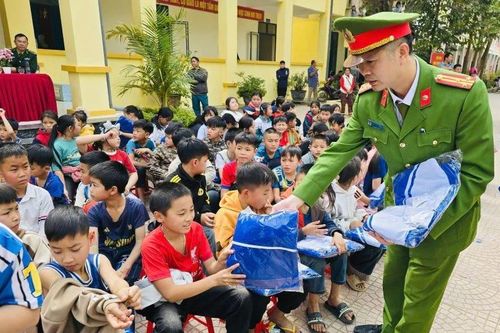 Phòng Cảnh sát PCCC&CHCN trao quà cho học sinh nghèo xã Mường Chanh
