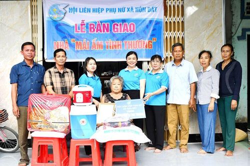 Hội Liên hiệp Phụ nữ xã Hòn Đất bàn giao nhà Mái ấm tình thương