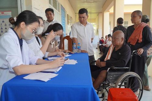 Khám bệnh, cấp thuốc miễn phí và trao quà Tết cho 200 người dân xã Tri Tôn