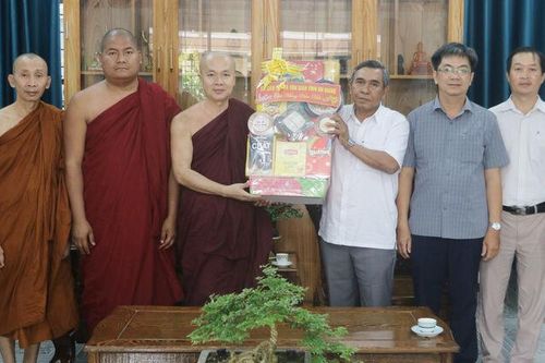 Sở Dân tộc và Tôn giáo tỉnh An Giang thăm, tặng quà các tổ chức tôn giáo, chức sắc tiêu biểu