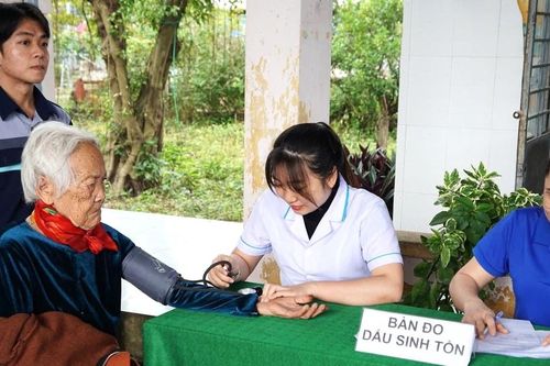Chung tay chăm lo sức khỏe nhân dân